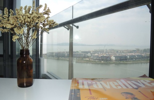 Ha Long Condo | La Mer Halong perfect for romantic couples and families