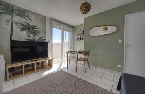 Costieres Apartment | La Palm Room ~ Climatisation ~ Balcon ~ Parking