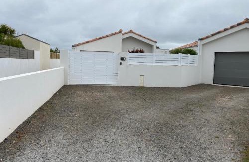 Saint-Gilles-Croix-de-Vie House | La petite maison zone coulée verte menant a l'océan