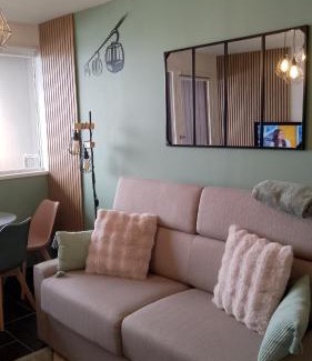 Besse-et-Saint-Anastaise Apartment | LA PETITE LUGE studio sur les pistes centre station Super-Besse
