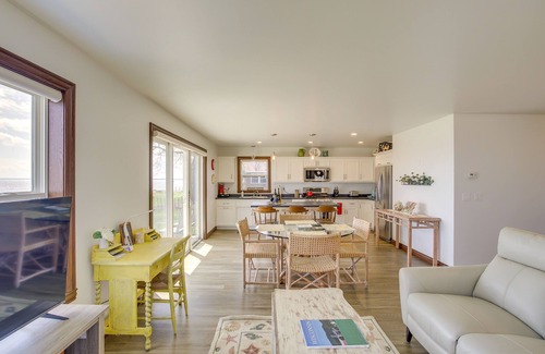 Oshkosh House | ‘La Petit Maison’ - Lakefront Oshkosh Home!