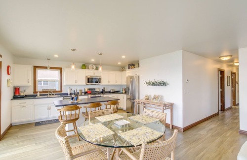 Oshkosh House | ‘La Petit Maison’ - Lakefront Oshkosh Home!