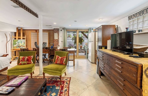 North Charleston House | La Petite Fleur-Charming Park Circle Private Studio