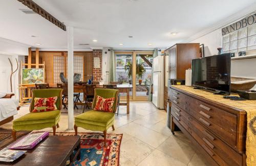 North Charleston House | La Petite Fleur-Charming Park Circle Private Studio