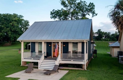 Ventress House | La Petite Maison du Lac | Quaint & Cozy Cottage