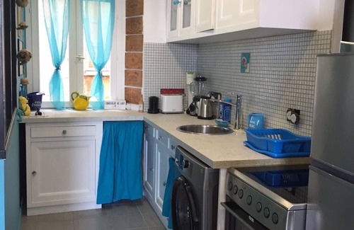 Alpes-Maritimes Apartment | La petite Mandarine bleue, sea view, TV, wifi, 5-minute walk to the beach