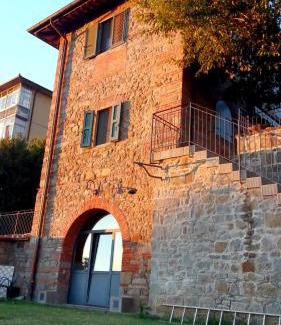 Reggello Villa | La Pietra Piana Villa panoramica con spa e piscina naturale vicino Firenze