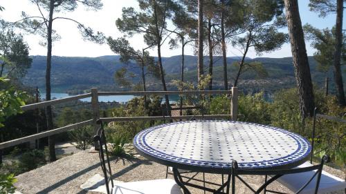 Esparron-de-Verdon Bed & Breakfast | La Pinède du Lac