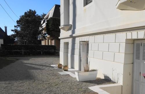 Cabourg Apartment | LA PLAYA - VILLA ST LAURENT - Grand Studio avec espace nuit et parking privatif - 40 mètres de la Promenade Marcel Proust