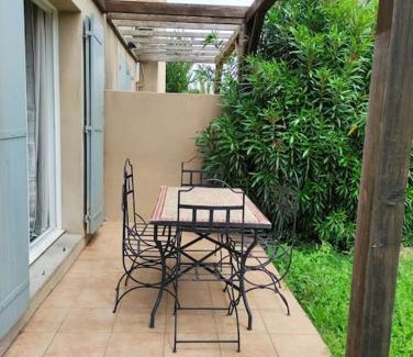 Saint-Saturnin-les-Avignon Apartment | La provençale