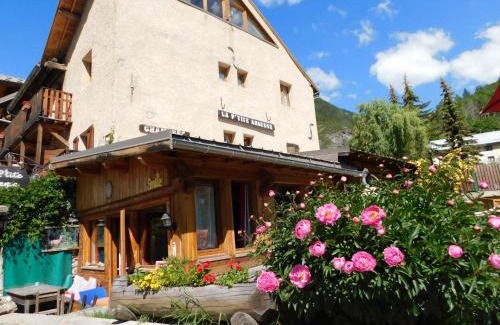 Aiguilles House | La Ptite Auberge