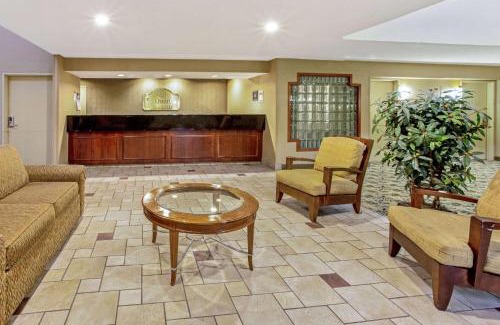 Appleton Hotel | La Quinta by Wyndham Appleton College Avenue