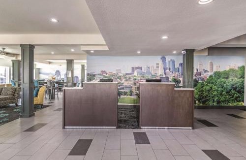 Waldron Hotel | La Quinta by Wyndham Kansas City Airport