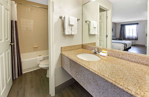West Palm Beach Hotel | La Quinta Inn by Wyndham West Palm Beach - Florida Turnpike
