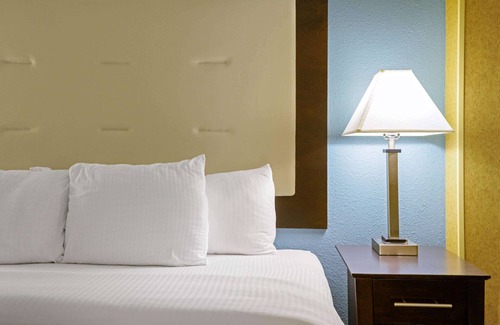Columbia Hotel | La Quinta Inn by Wyndham Columbia SE/Fort Jackson