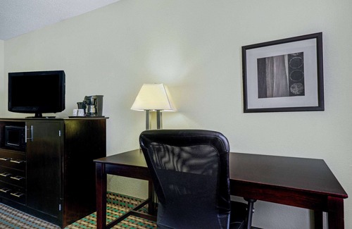 Columbia Hotel | La Quinta Inn by Wyndham Columbia SE/Fort Jackson