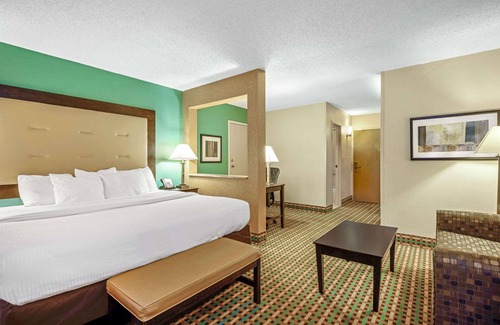 Columbia Hotel | La Quinta Inn by Wyndham Columbia SE/Fort Jackson