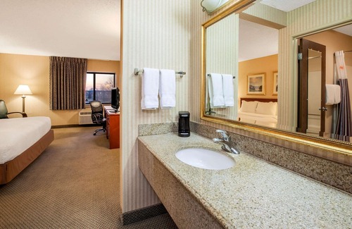 Southgate Hotel | La Quinta Inn by Wyndham Detroit Southgate