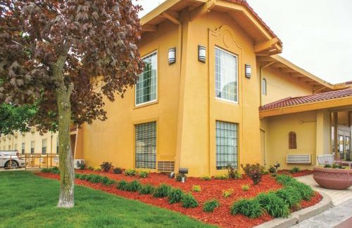 Quad Cities Hotel | La Quinta Inn by Wyndham Moline Airport