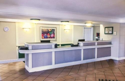 Quad Cities Hotel | La Quinta Inn by Wyndham Moline Airport