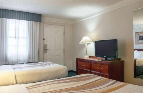 Kenner - Louis Armstrong International Airport Hotel | La Quinta Inn by Wyndham New Orleans Veterans/Metairie