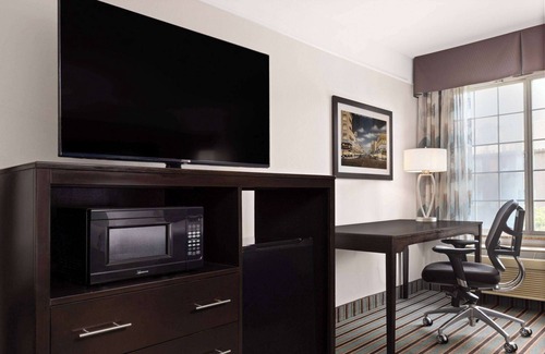 Greenacres Hotel | La Quinta Inn & Suites by Wyndham Bakersfield North