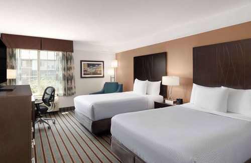 Greenacres Hotel | La Quinta Inn & Suites by Wyndham Bakersfield North
