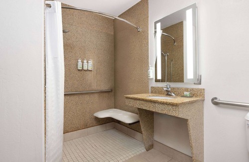 Greenacres Hotel | La Quinta Inn & Suites by Wyndham Bakersfield North
