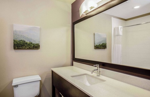 Fayetteville Hotel | La Quinta Inn & Suites by Wyndham Fayetteville