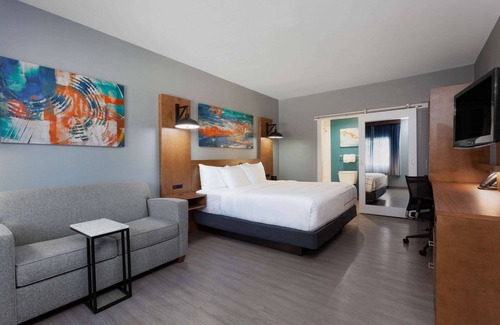 Truckland Hotel | La Quinta Inn & Suites by Wyndham Ft. Myers-Sanibel Gateway
