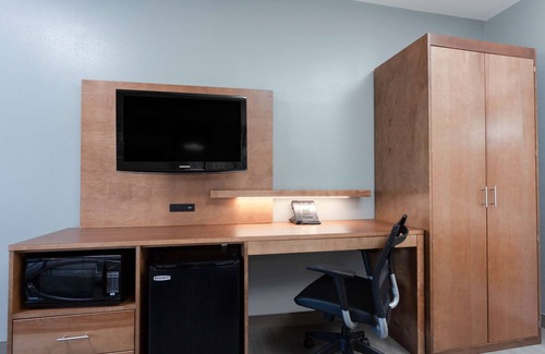 Truckland Hotel | La Quinta Inn & Suites by Wyndham Ft. Myers-Sanibel Gateway
