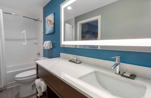 Truckland Hotel | La Quinta Inn & Suites by Wyndham Ft. Myers-Sanibel Gateway