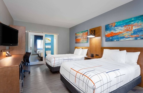 Truckland Hotel | La Quinta Inn & Suites by Wyndham Ft. Myers-Sanibel Gateway
