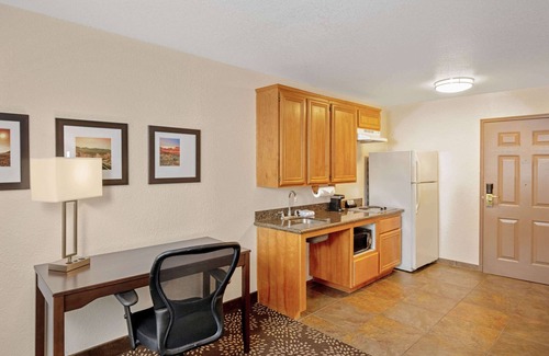 The Section Seven Hotel | La Quinta Inn & Suites by Wyndham Las Vegas Red Rock