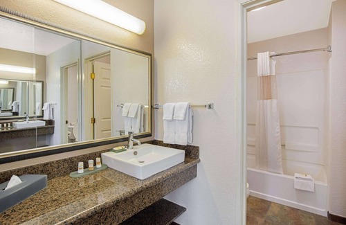 The Section Seven Hotel | La Quinta Inn & Suites by Wyndham Las Vegas Red Rock