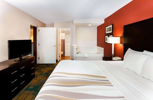Glendale Hotel | La Quinta Inn & Suites by Wyndham Milwaukee Bayshore Area