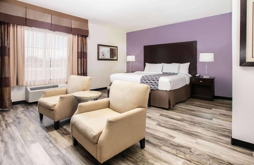 Euless Hotel | La Quinta Inn & Suites by Wyndham DFW Airport West - Euless