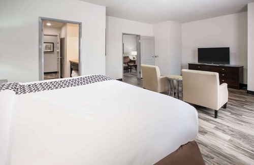 Euless Hotel | La Quinta Inn & Suites by Wyndham DFW Airport West - Euless
