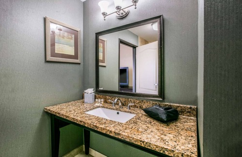 Euless Hotel | La Quinta Inn & Suites by Wyndham DFW Airport West - Euless