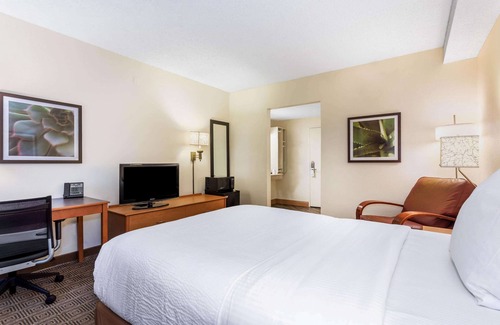 Orlando Hotel | La Quinta Inn & Suites by Wyndham Orlando South
