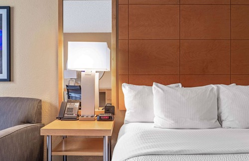 Naples Hotel | La Quinta Inn & Suites by Wyndham Naples Downtown