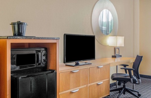 Naples Hotel | La Quinta Inn & Suites by Wyndham Naples Downtown