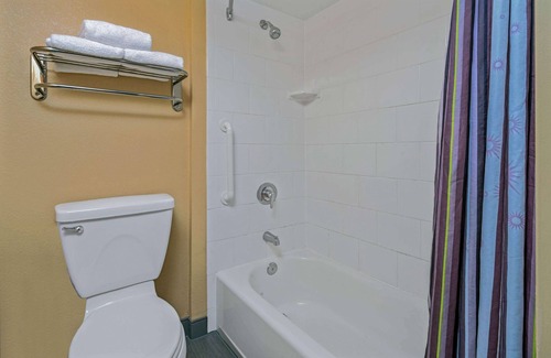 Naples Hotel | La Quinta Inn & Suites by Wyndham Naples Downtown