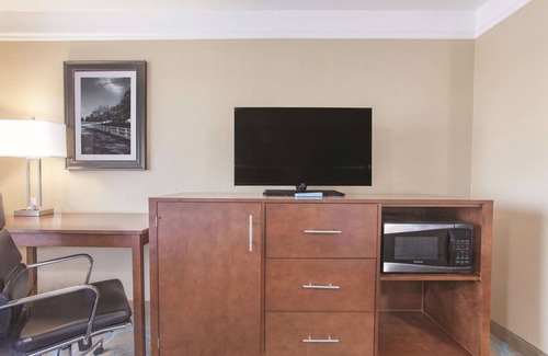 Elizabethtown Hotel | La Quinta Inn & Suites by Wyndham Elizabethtown