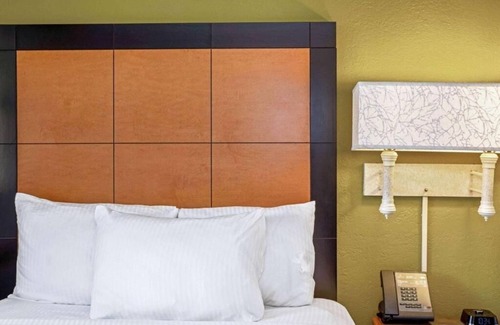 Orlando Hotel | La Quinta Orlando Airport West | 2 Double Deluxe | Great for Families | Pool