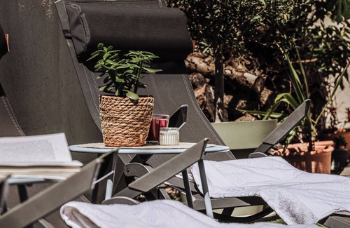 Istres Cottage | LA RÊVEUSE - Villa Paula - charming gîte in Provence - exterior & jacuzzi