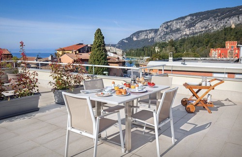 Garda Apartment | LA ROCCA SUITE - only 100 meters from the lake