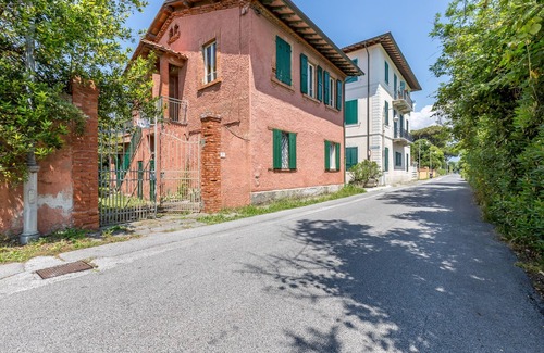 Marina di Pietrasanta Apartment | La Rosa - Focette 100m from sea, Marina di Pietrasanta, Italy