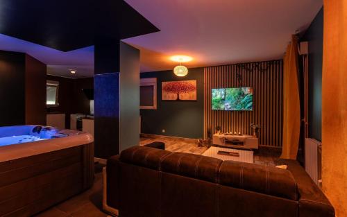 Poincare - Foch - Anatole France - Croix de Bourgogne Apartment | La Somptueuse 100m2 Spa/Sauna privé