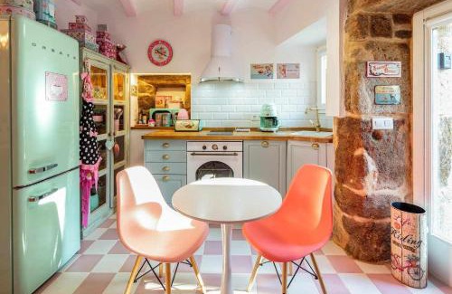 Corcubion Apartment | La Suite Años 50 La casa Barbie Bañera, chimenea